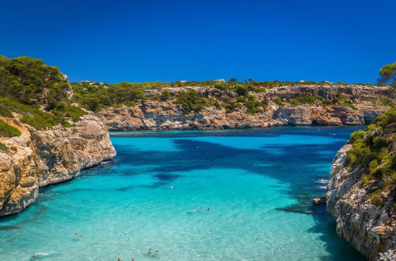 Idayvuelta & With Private Pool Guest house
