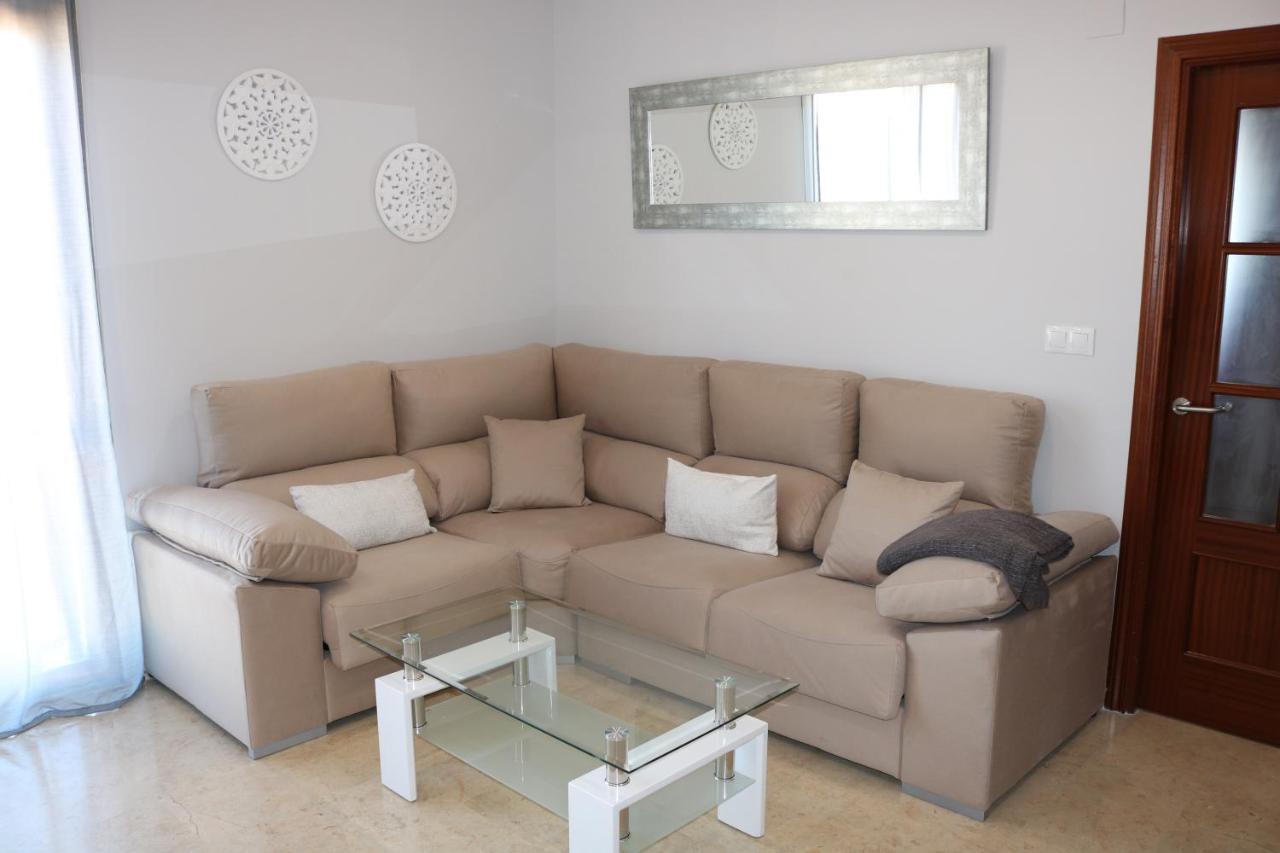 Spectacular Views. New With Free Parking Apartment