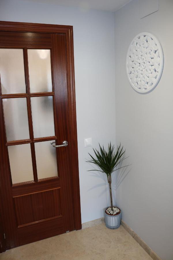 Spectacular Views. New With Free Parking Apartment *
