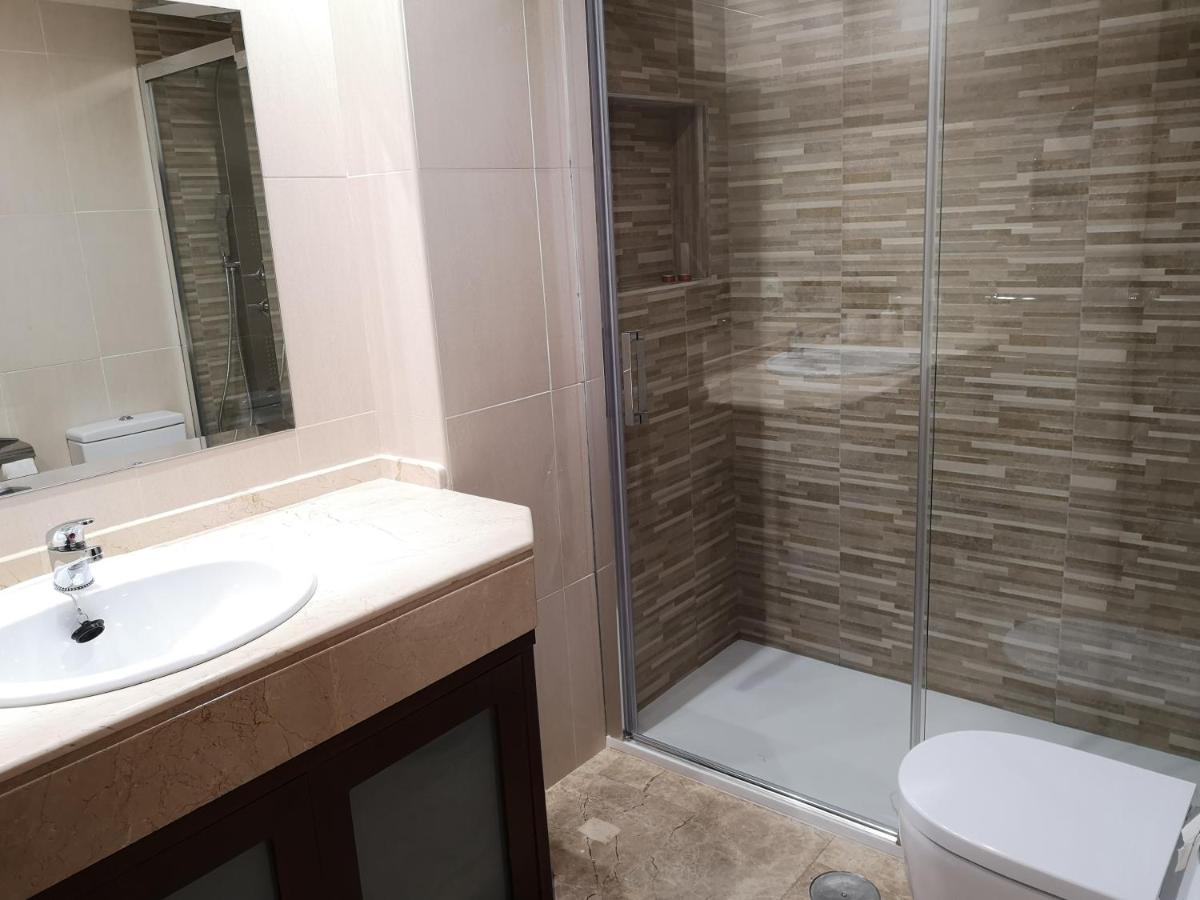 Spectacular Views. New With Free Parking Apartment *