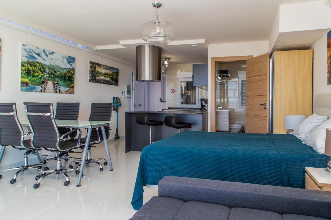 First Line P. Banus Sleeps 4 * Marbella