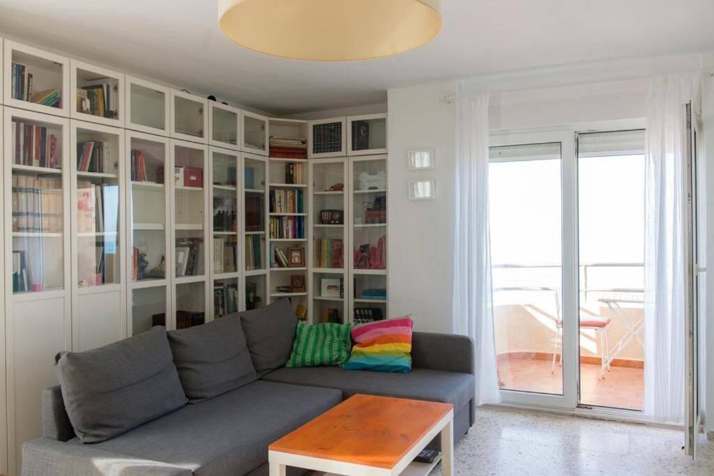 Gatu Bani Con Terraza Y Vista Frontal Al Mar, Preferente Mayores De 25 Anos Y Familias Apartment