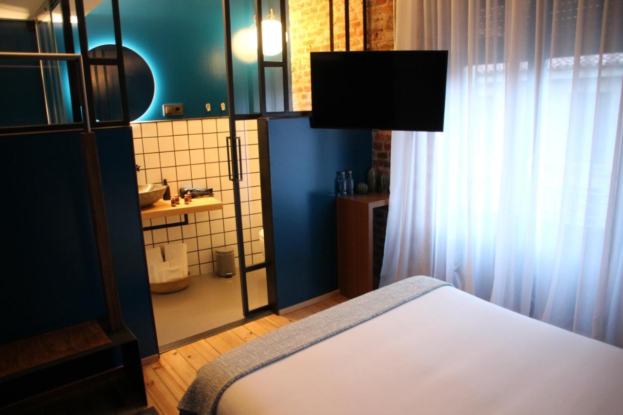13 Guest house *