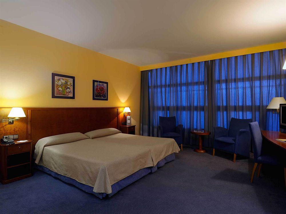 Exe Isla Cartuja Hotel 4*