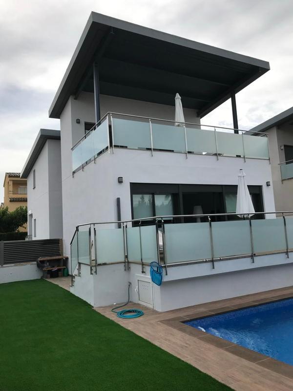 Moderna Con Piscina Individual *
