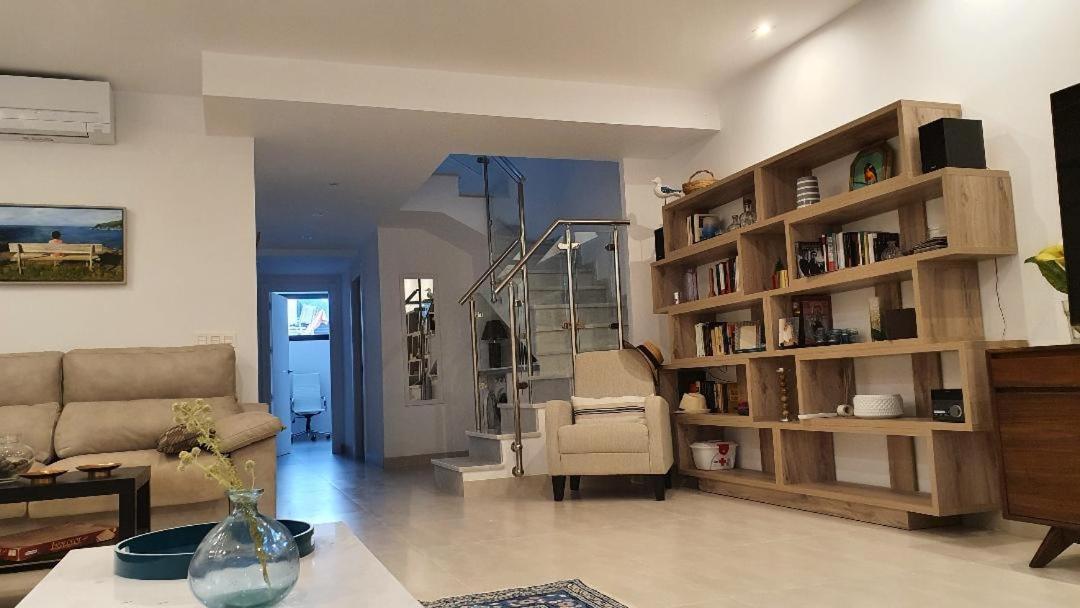 Con Piscina Privada En La Urb. De Puerto Rey Los Amarguillos