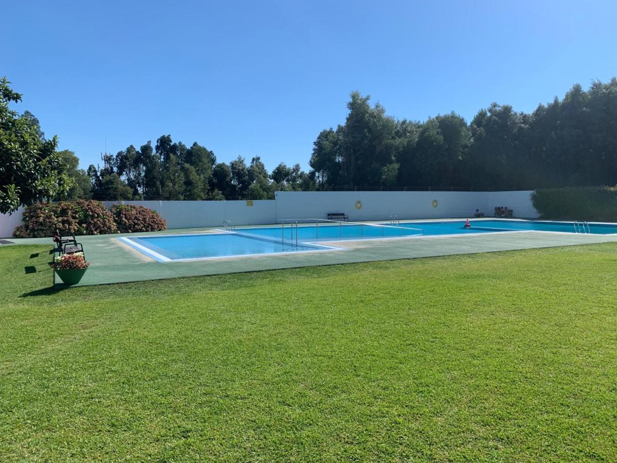 Con Piscina En El Centro De Apartment