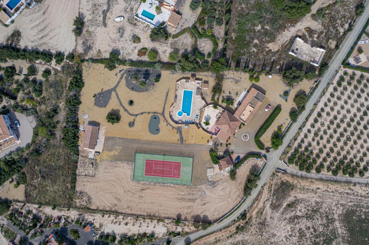 Casa Mari - Fabulous Semi-detached With Swimming Pool, Tennis Court And Huge Gardens *