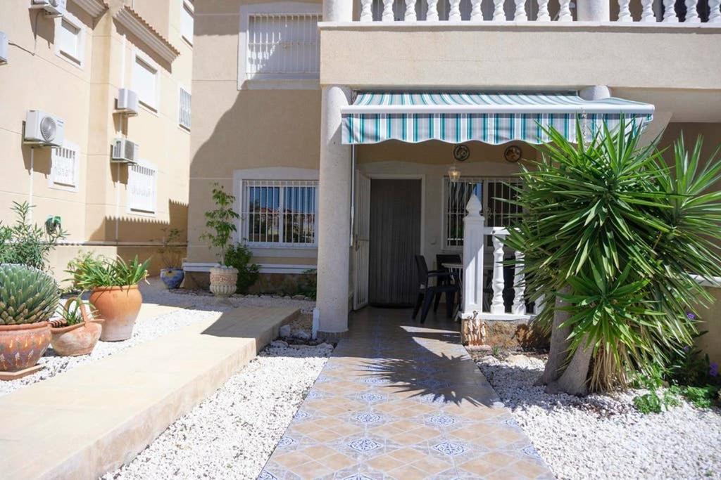 Spacious 2 Bed Ground Floor With Beautiful Communal Pool Apartment *