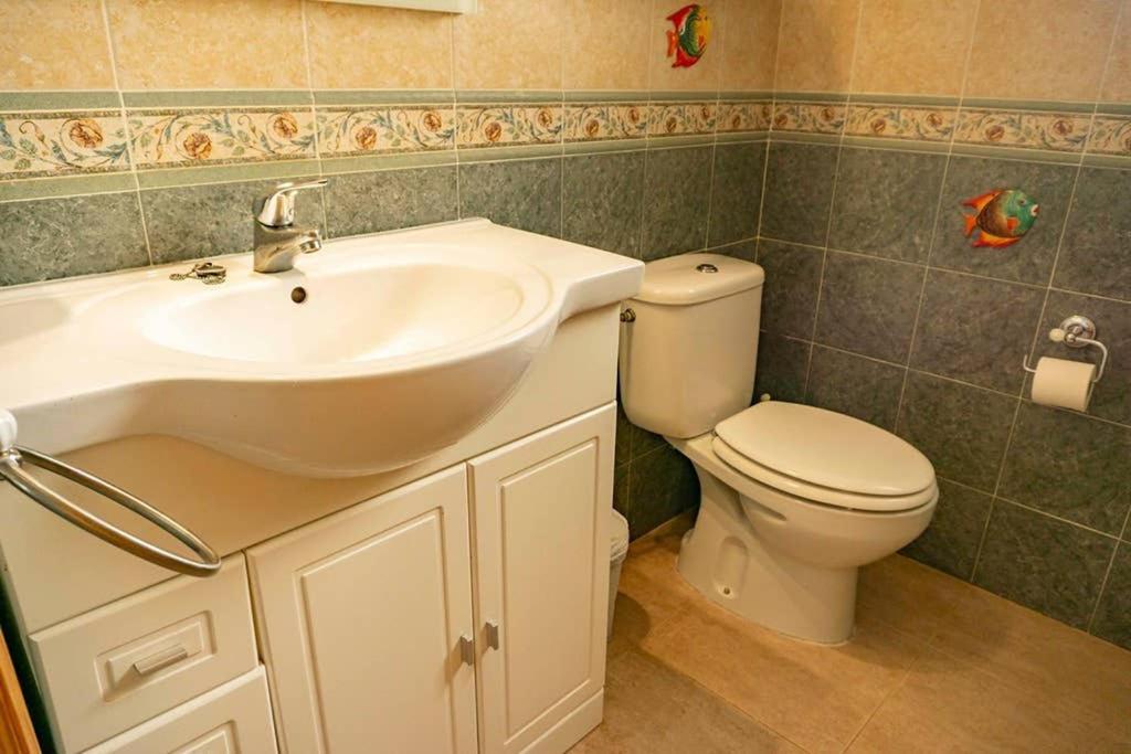 Spacious 2 Bed Ground Floor With Beautiful Communal Pool Apartment *