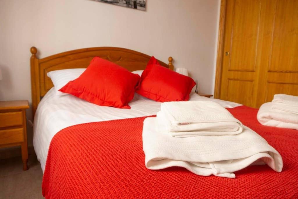 Spacious 2 Bed Ground Floor With Beautiful Communal Pool *