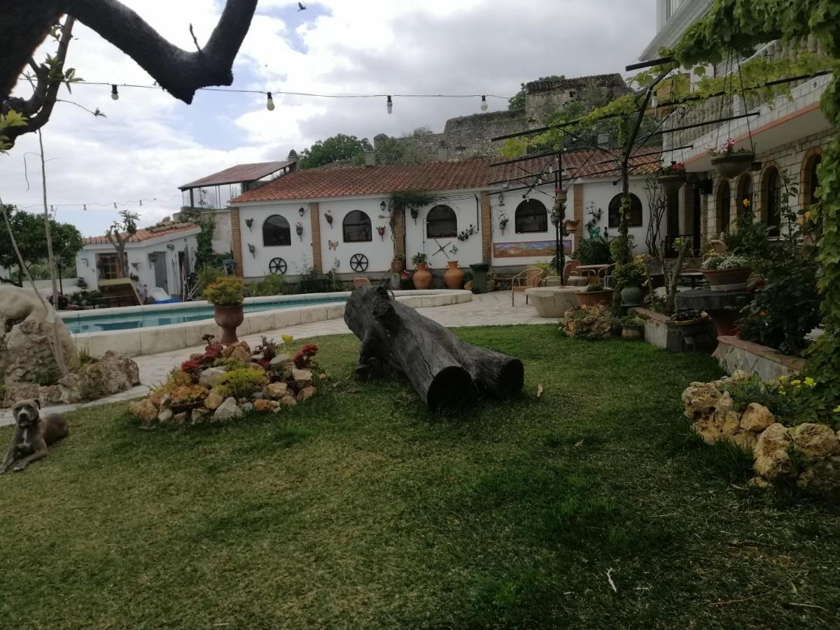 Casa Proyecto Pepe Bravo - Arte De Manos Y Corazon Bed & Breakfast Alozaina