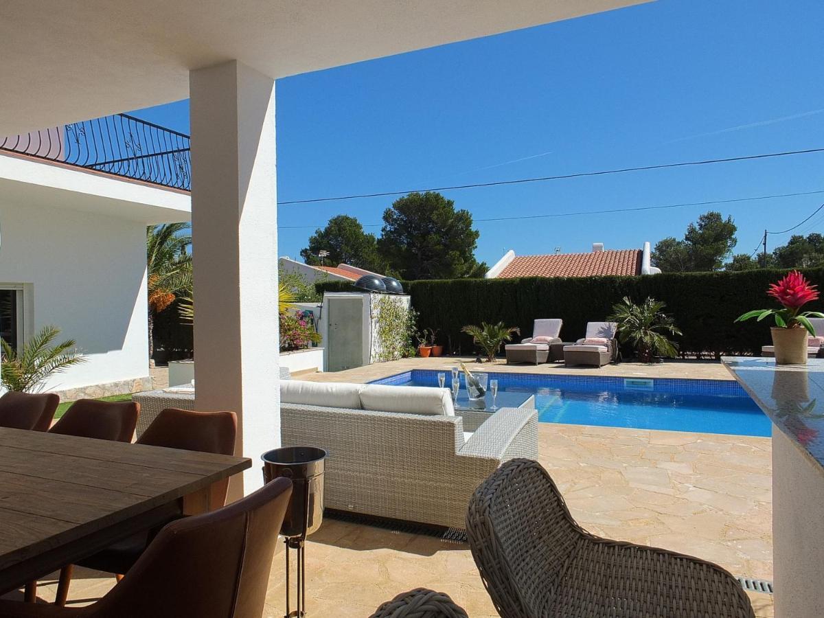 Villa Mimosa With 5bedrooms Air Conditioning & Private Swimming Pool And A Games Ideal For Families