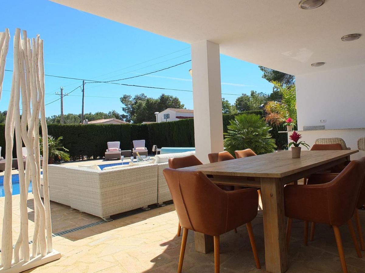 Villa Mimosa With 5bedrooms Air Conditioning & Private Swimming Pool And A Games Ideal For Families *