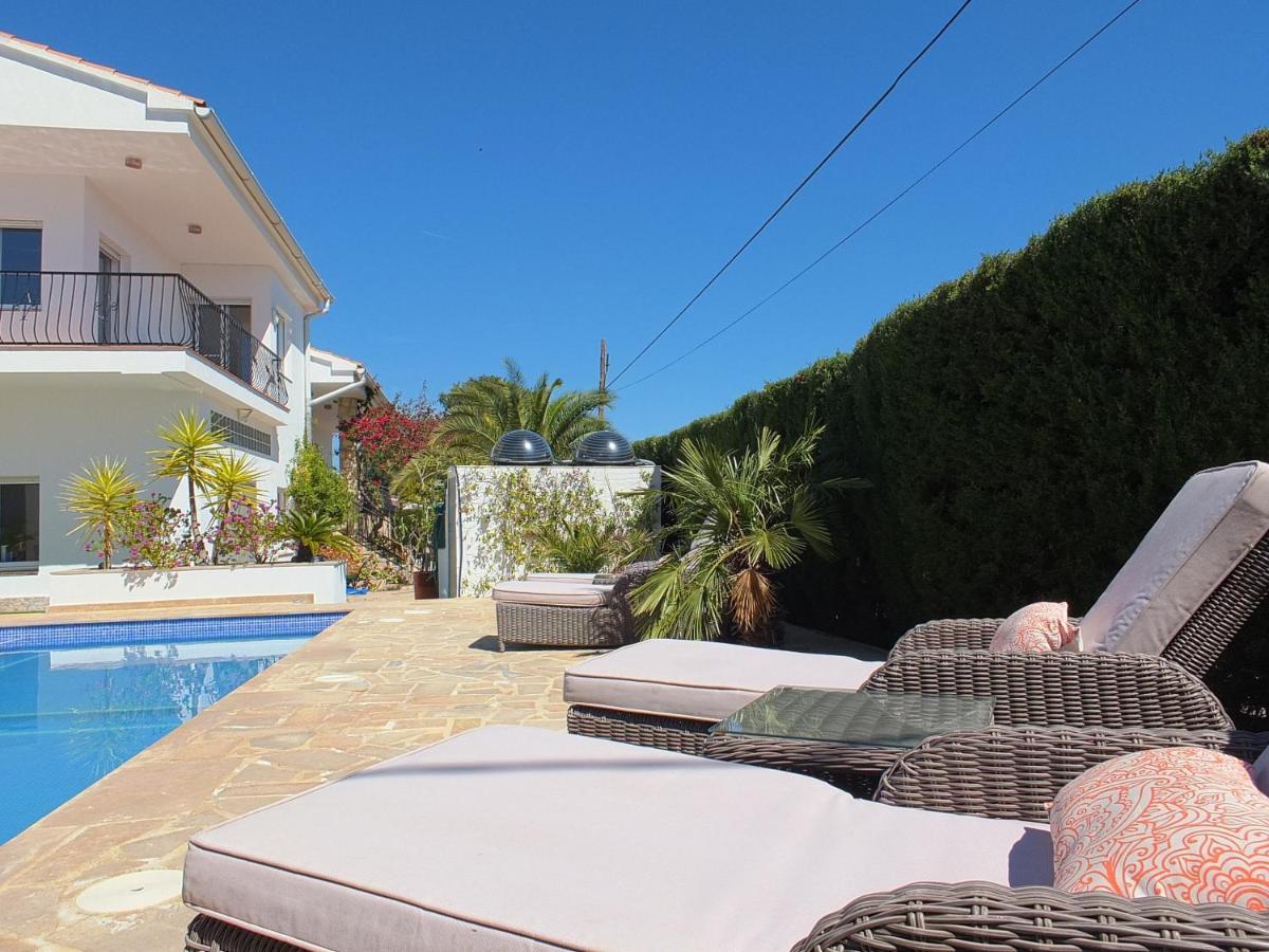 Mimosa With 5bedrooms Air Conditioning & Private Swimming Pool And A Games Ideal For Families Villa