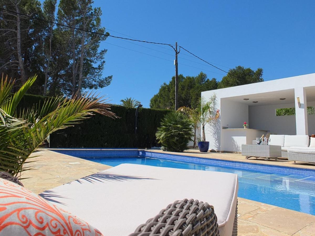 Villa Mimosa With 5bedrooms Air Conditioning & Private Swimming Pool And A Games Ideal For Families