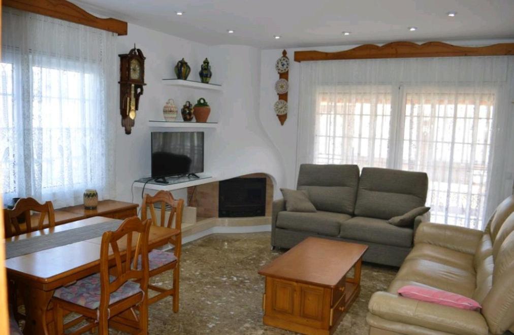 R116 Con Piscina Privada En Cunit