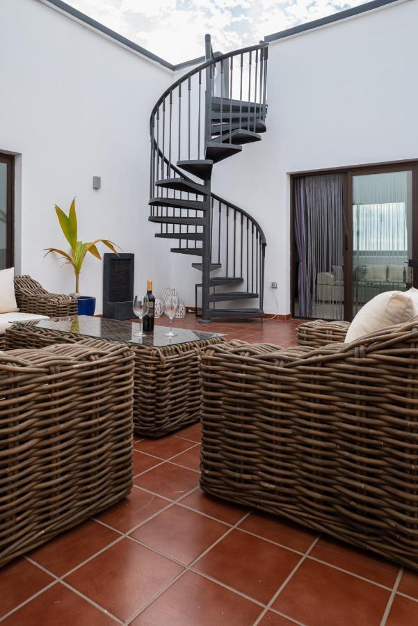 Kira, Villa