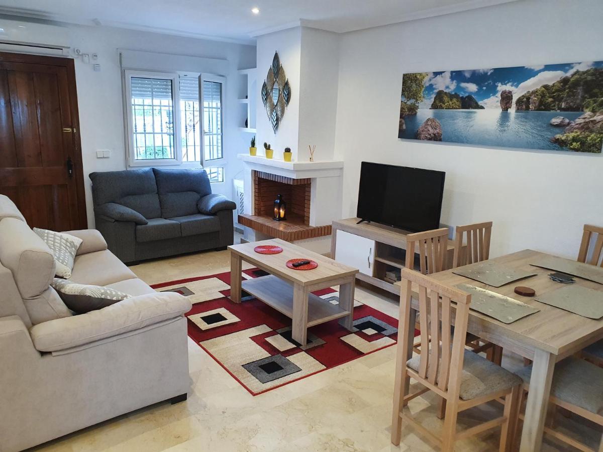 Spacious Ground Floor With Garden & Communal Pool *