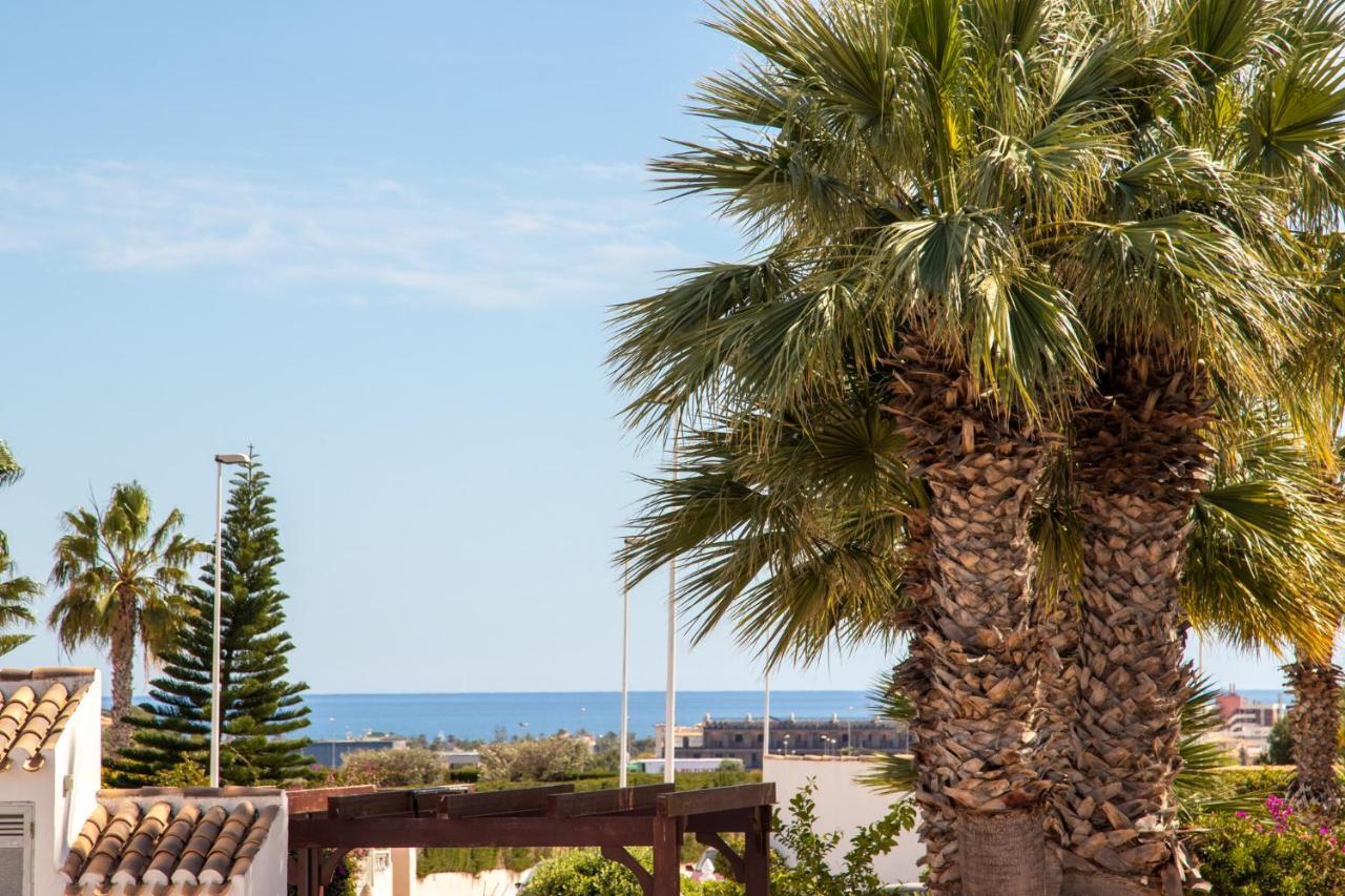 Apartment Spacious Ground Floor With Garden & Communal Pool *