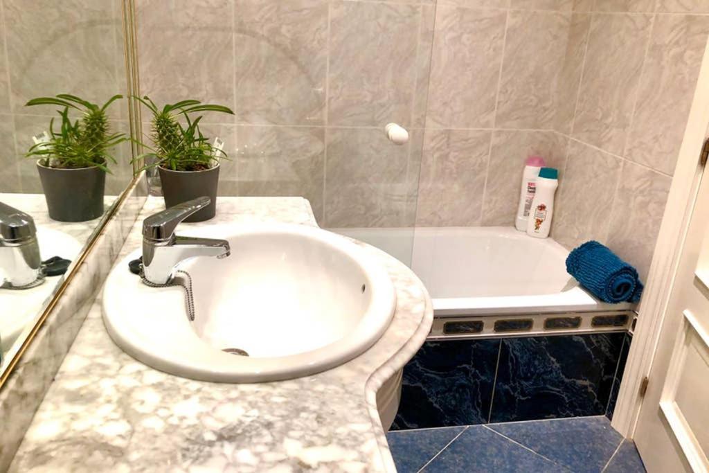 Apartamento GATU Ensueño de Cádiz dúplex de 4 dormitorios, 2 baños y wifi
