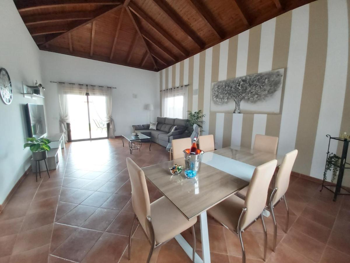 Thais, Private Heated Pool, Ideal For Your Holidays In Villa Caleta de Fuste
