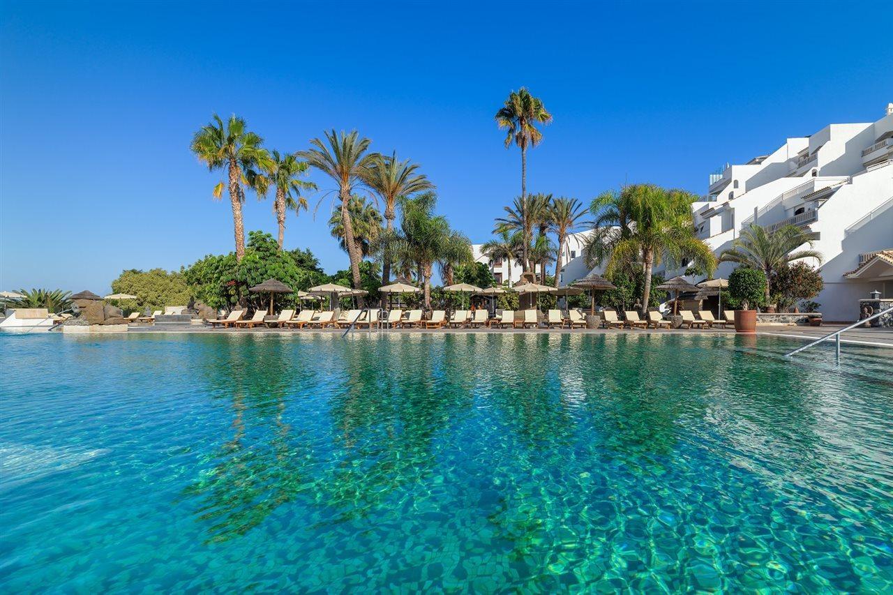 Regency Country Club, Hotel
