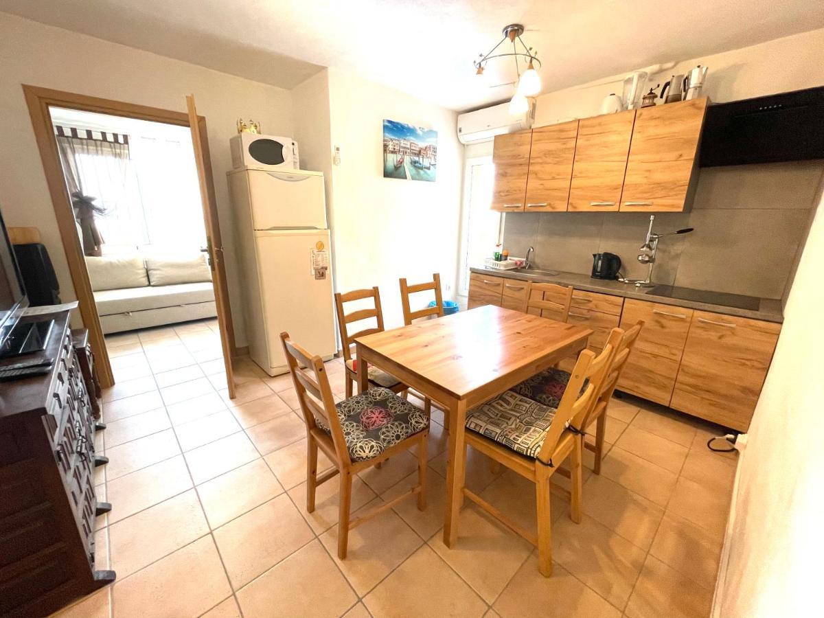 Arturo Tossal Gross Apartment