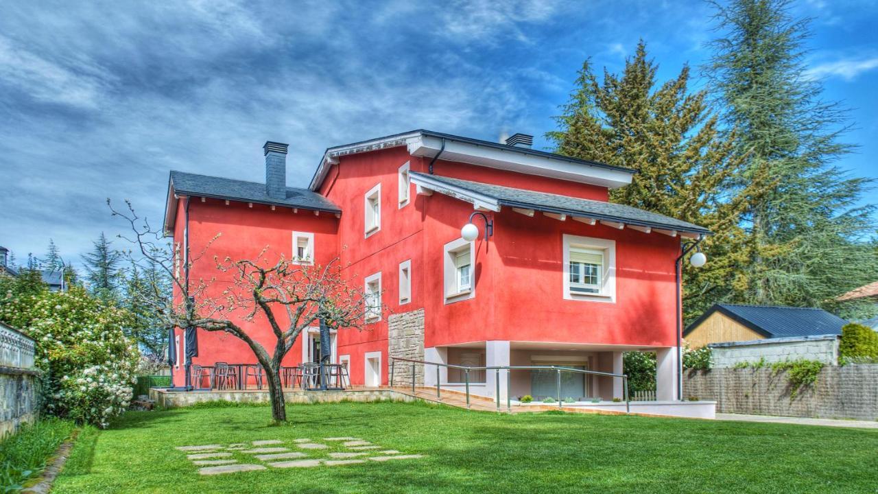Pura Vida Pirineos Hotel *