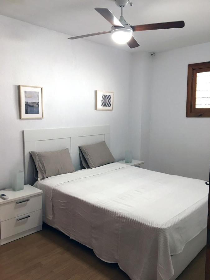 Apartamento Con Vistas Al Mar. Primera Linea De Playa. Aguadulce (Almeria)