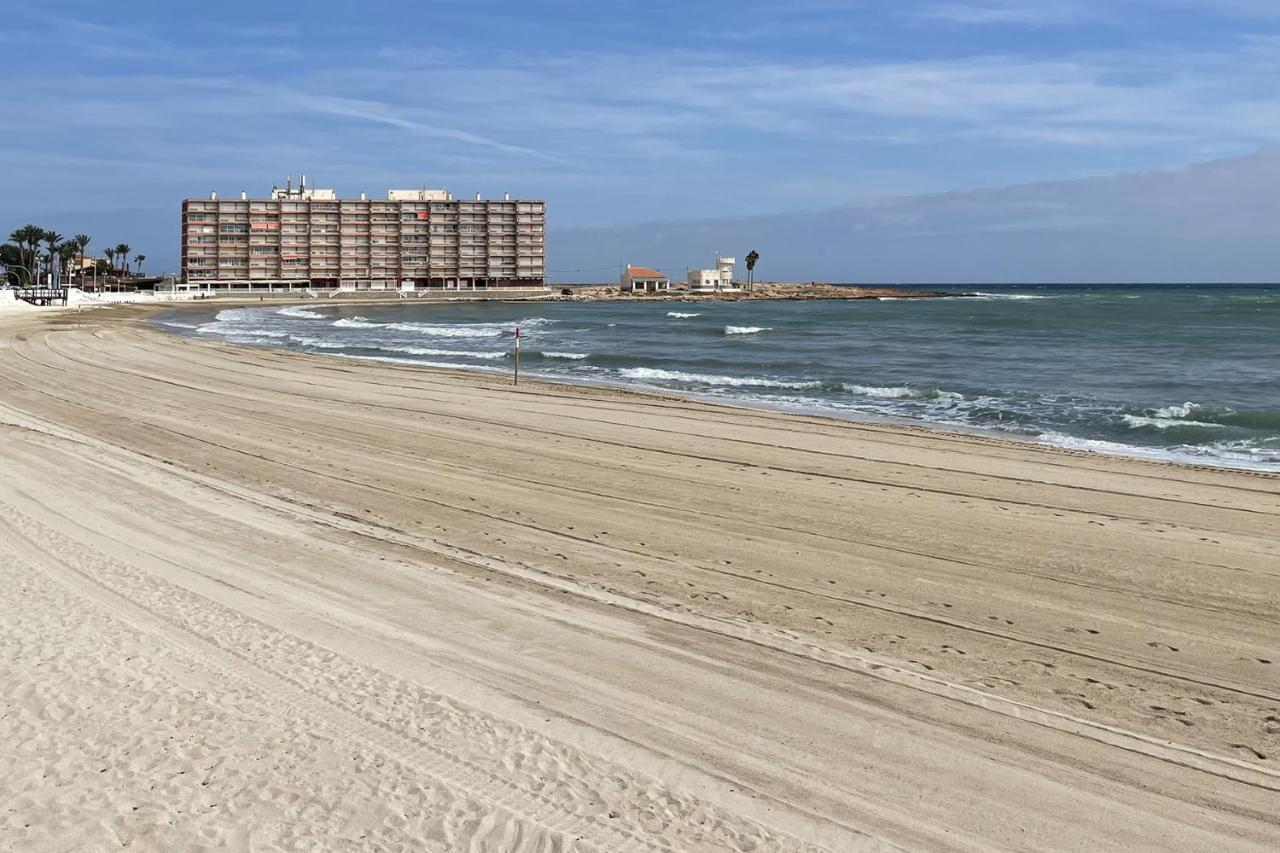 Con Encanto En La Orilla Del Mar