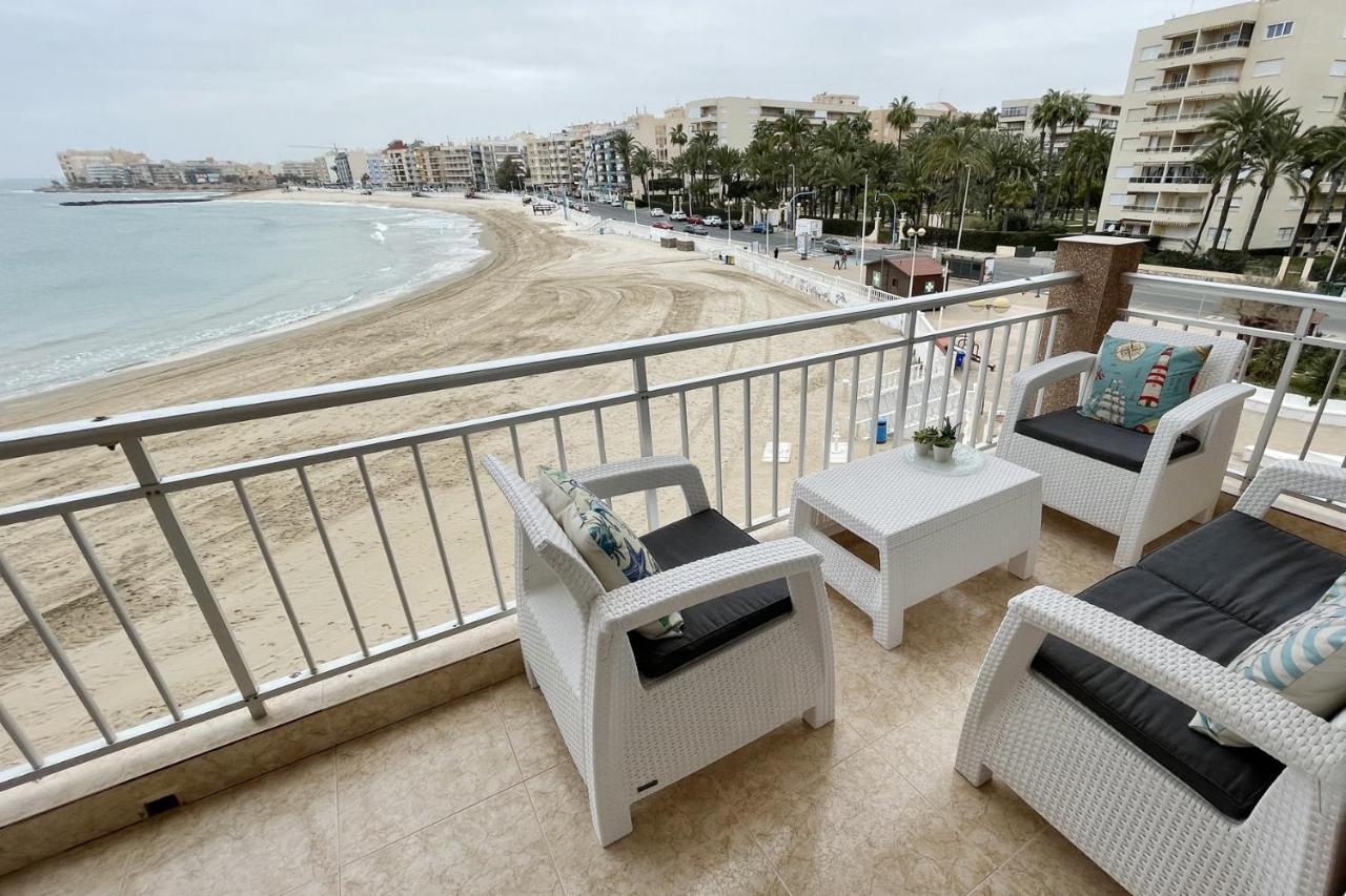 Con Encanto En La Orilla Del Mar *