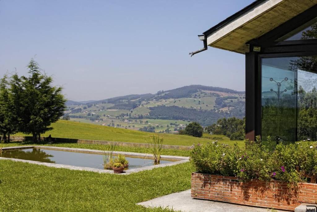 Casa Con Gran Jardín Y Piscina En Cabarceno *