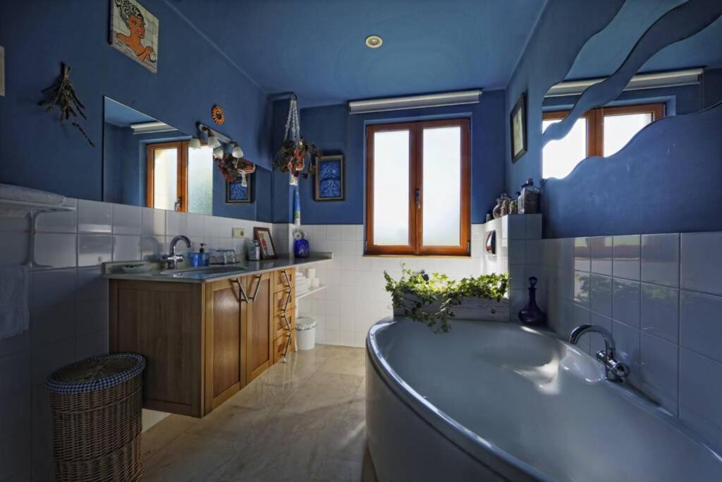 Casa Con Gran Jardín Y Piscina En Cabarceno *