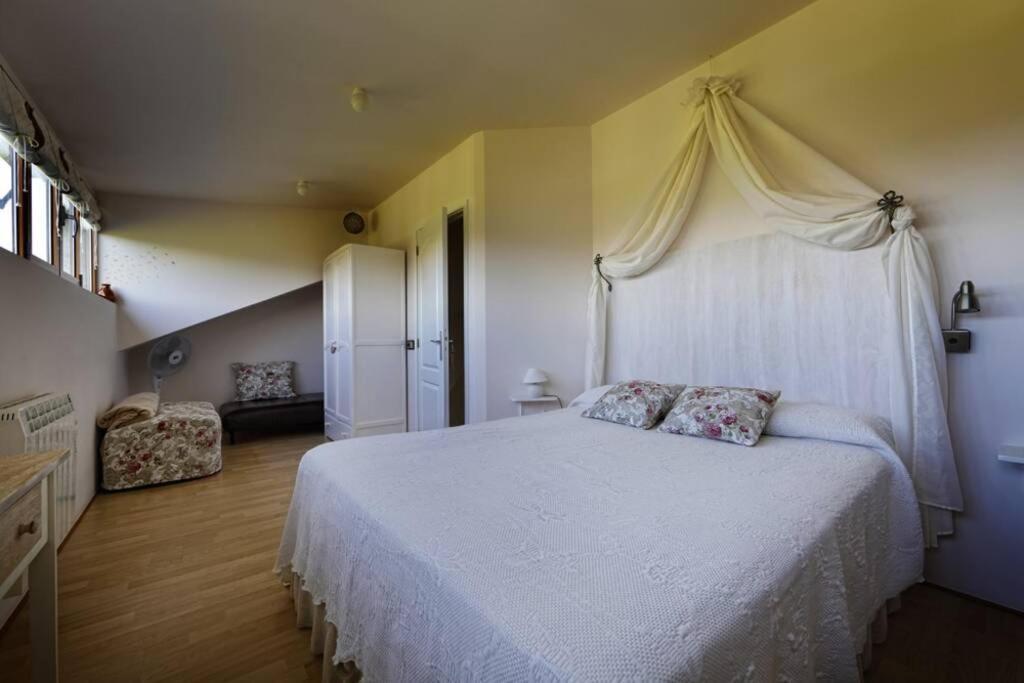 Casa Con Gran Jardín Y Piscina En Cabarceno