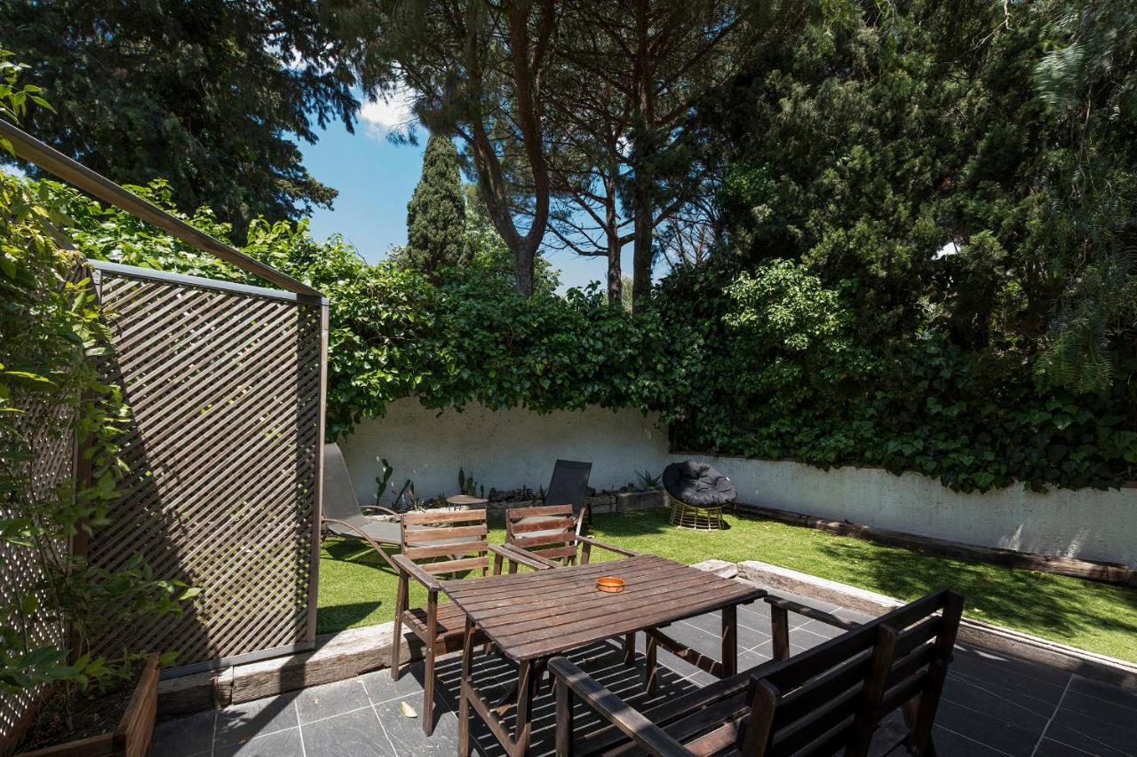 Con Jardincito En El Centro De Cadaqués