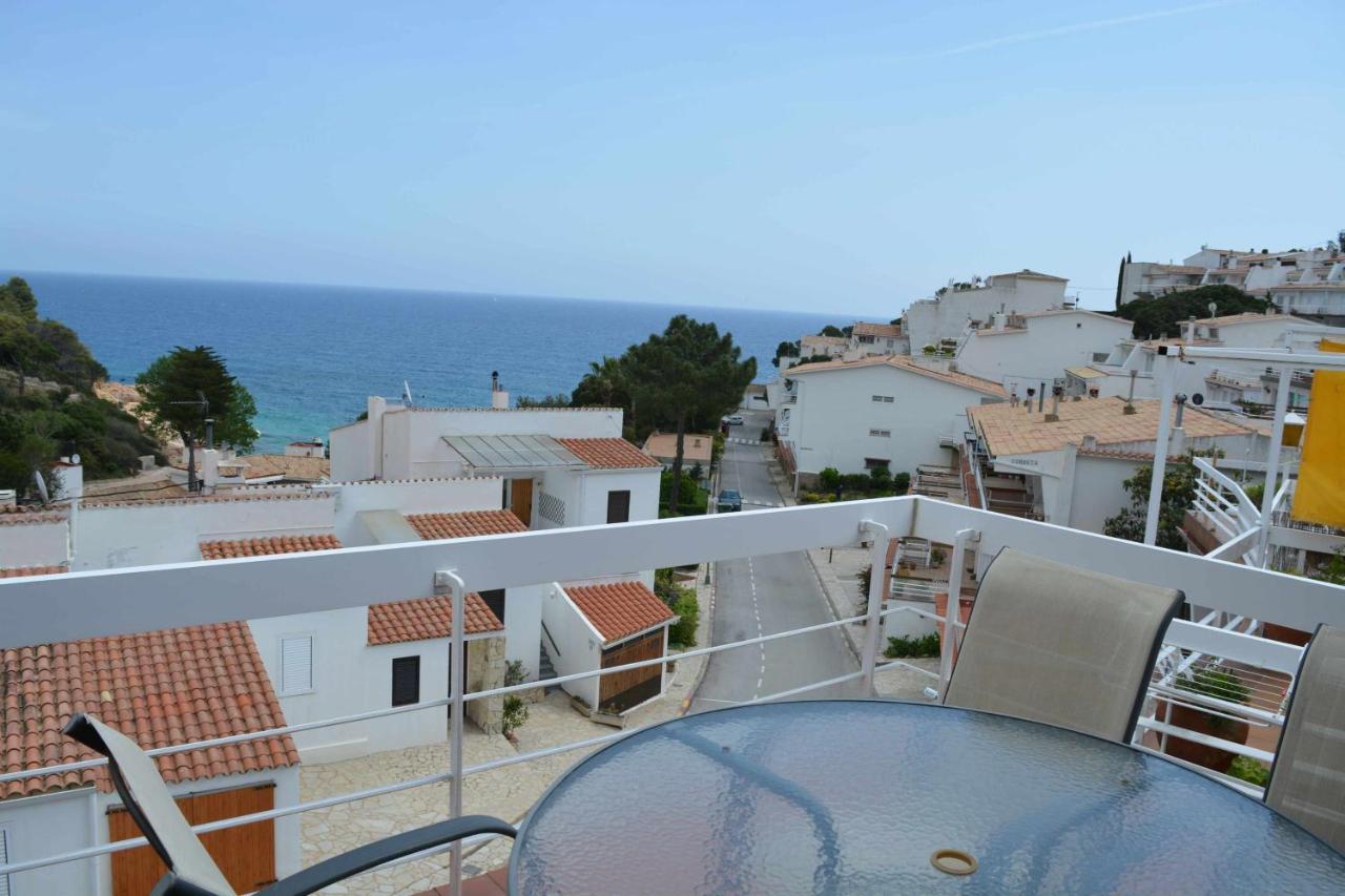 Carabela Siente La Briza Del Mar Desde La Terraza