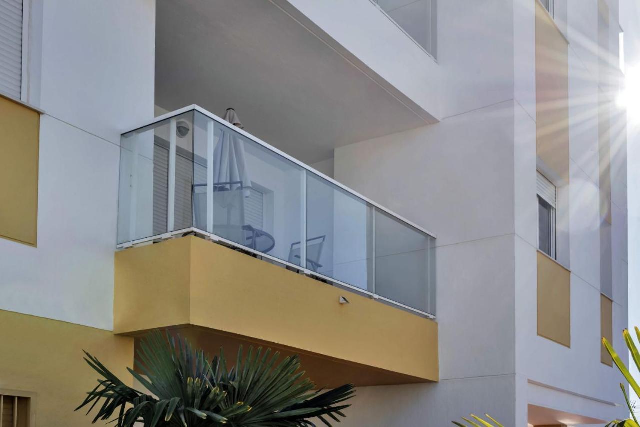 Fantastic 2 Bedroom Fully Furnished Modern In Walking Distance To Amenities