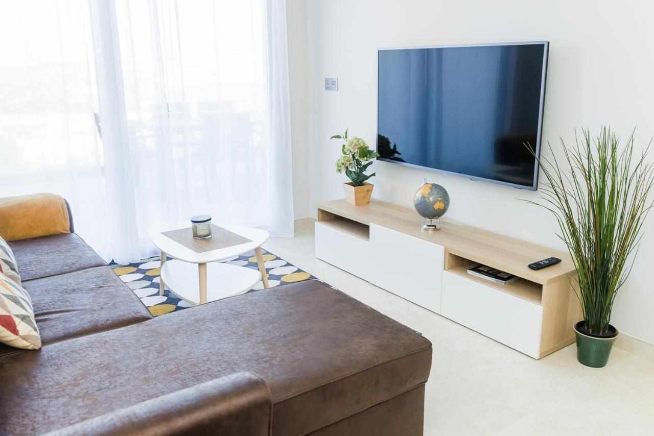 Beige And Classic Sea View Apartment *