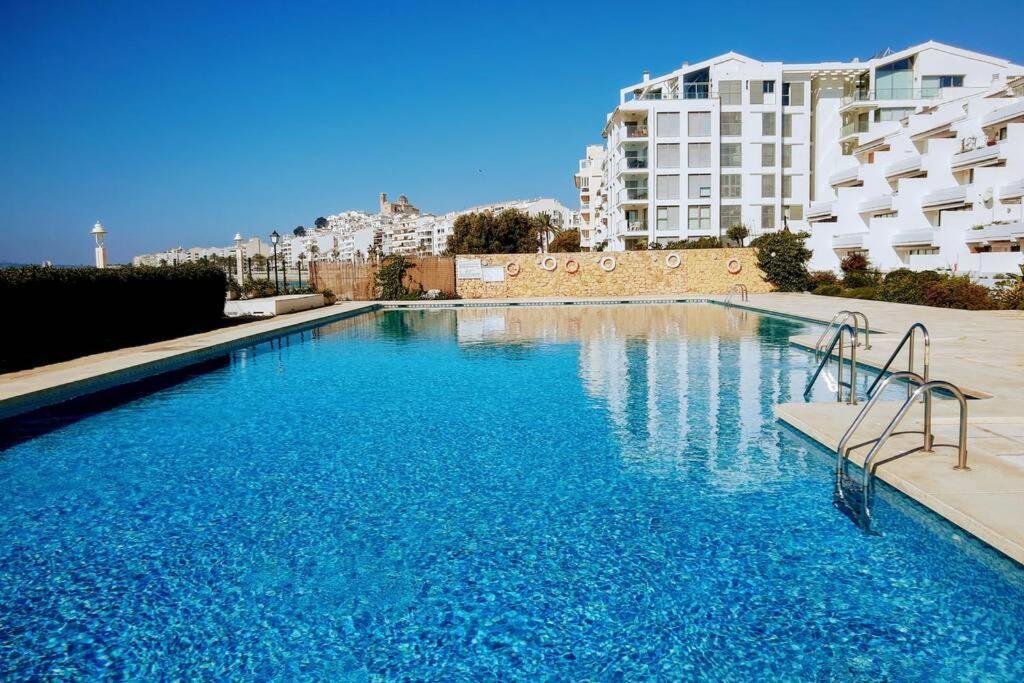 Beachfront Apt! Ac - Pool - Parking
