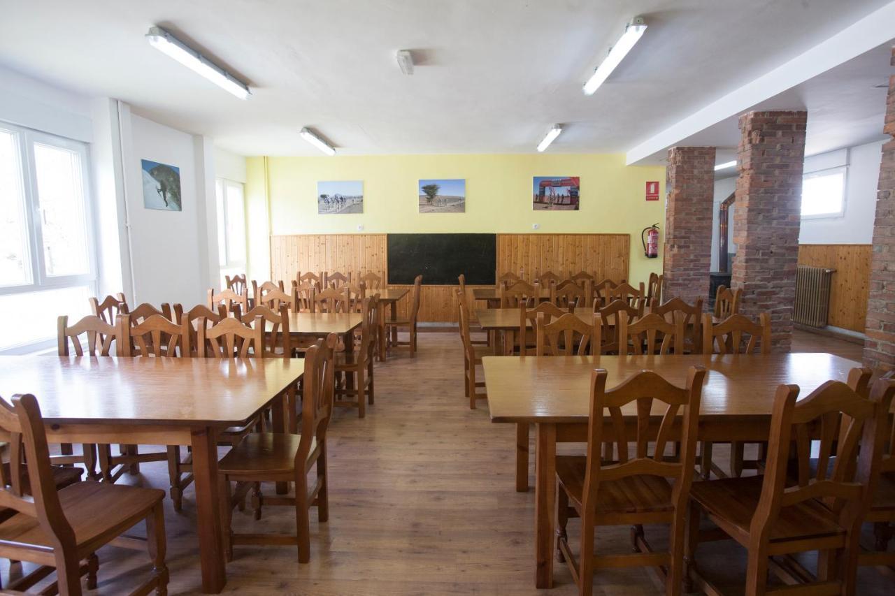Hostel De *