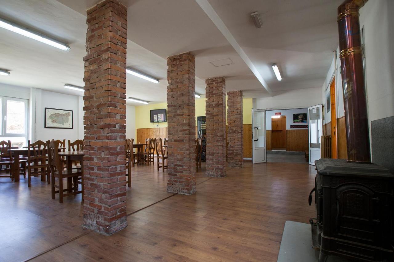 Hostel De *