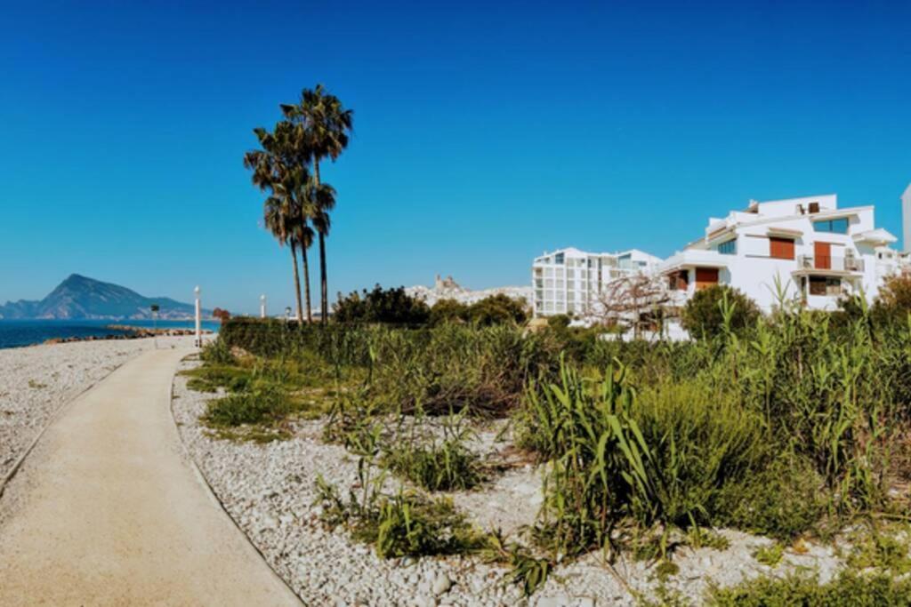 Beachfront Apt! Ac - Pool - Parking Apartamento