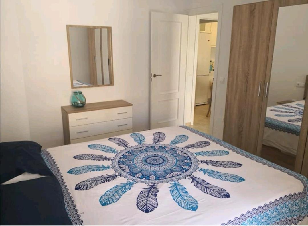 En Roquetas, A 900 metros de la playa, Con Piscina, junto a bares . En las salinas de roquetas de mar Apartamento *