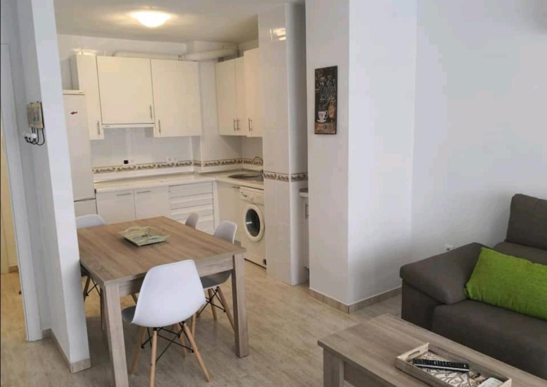 En Roquetas, A 900 metros de la playa, Con Piscina, junto a bares . En las salinas de roquetas de mar Apartamento *