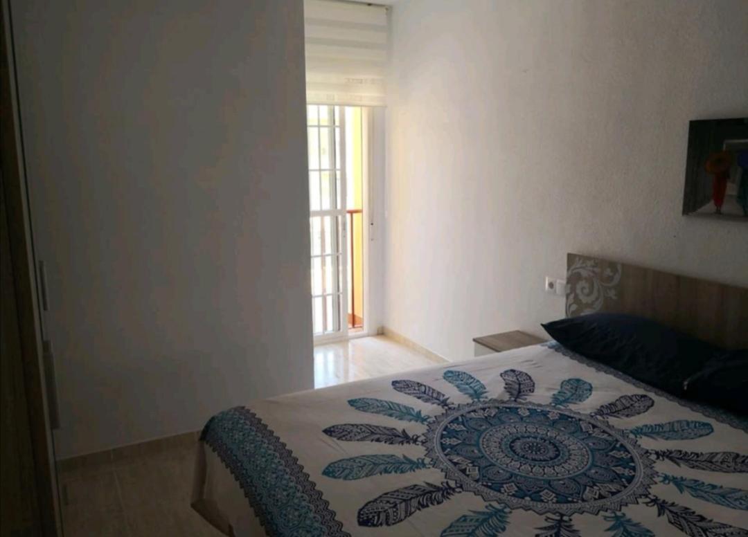 En Roquetas, A 900 metros de la playa, Con Piscina, junto a bares . En las salinas de roquetas de mar Apartamento *