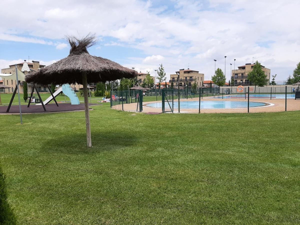 Apartamento Con Jardin Privado Y Piscina Ciruena