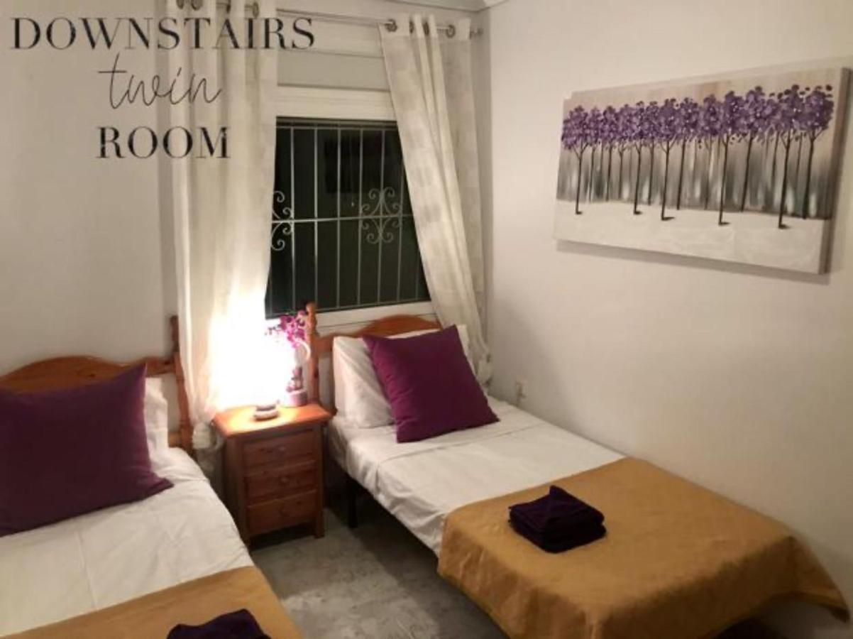 4 Bed 3 Bath Sleeps 8, Pool Wifi Tv Close To Restaurants And Shops *