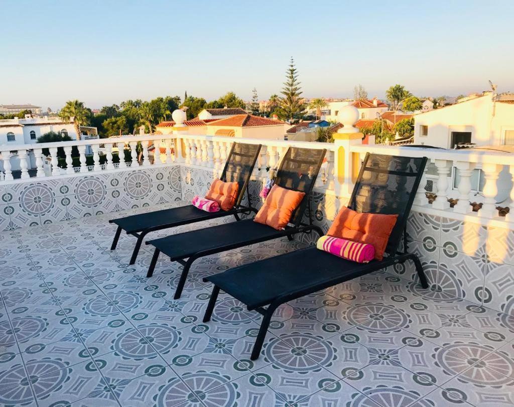Villa 4 Bed 3 Bath Sleeps 8, Pool Wifi Tv Close To Restaurants And Shops *