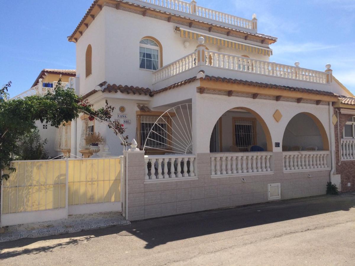 Villa 4 Bed 3 Bath Sleeps 8, Pool Wifi Tv Close To Restaurants And Shops